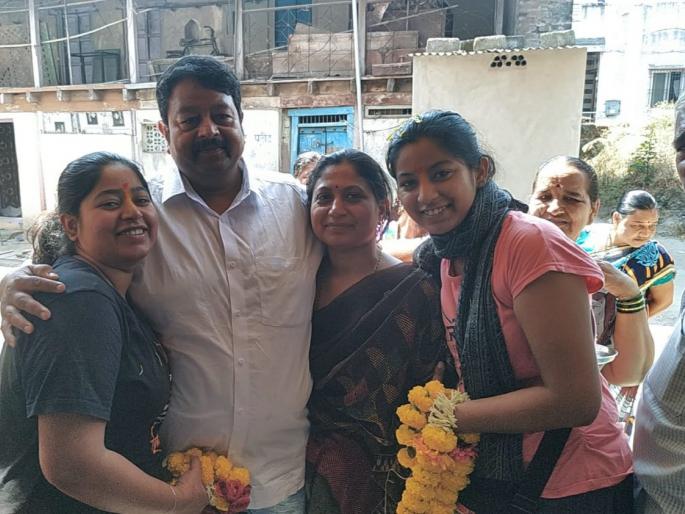 Russia Ukraine War: The return journey is dark night ... Tears of joy to the family while embracing both the girls from ukrain in sangli | Russia Ukraine War: परतीचा प्रवास काळरात्रच... दोन्ही मुलींना मिठीत घेताना कुटुंबीयांना आनंदाश्रू Russia Ukraine War: The return journey is dark night ... Tears of joy to the family while embracing both the girls from ukrain in sangli | Russia Ukraine War: परतीचा प्रवास काळरात्रच... दोन्ही मुलींना मिठीत घेताना कुटुंबीयांना आनंदाश्रू