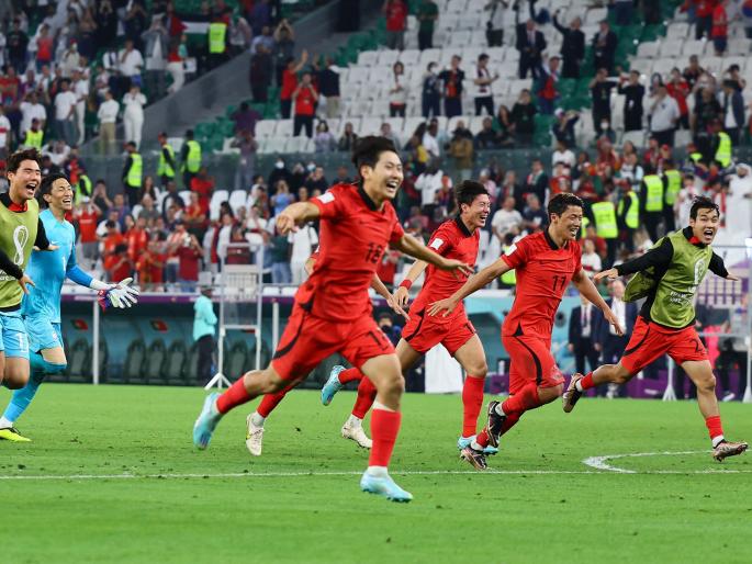 Koreans beat Portuguese, enter knockout stage in dramatic fashion | कोरियन्सची पोर्तुगीजांना धडक, नाट्यमयरीत्या बाद फेरीत प्रवेश Koreans beat Portuguese, enter knockout stage in dramatic fashion | कोरियन्सची पोर्तुगीजांना धडक, नाट्यमयरीत्या बाद फेरीत प्रवेश