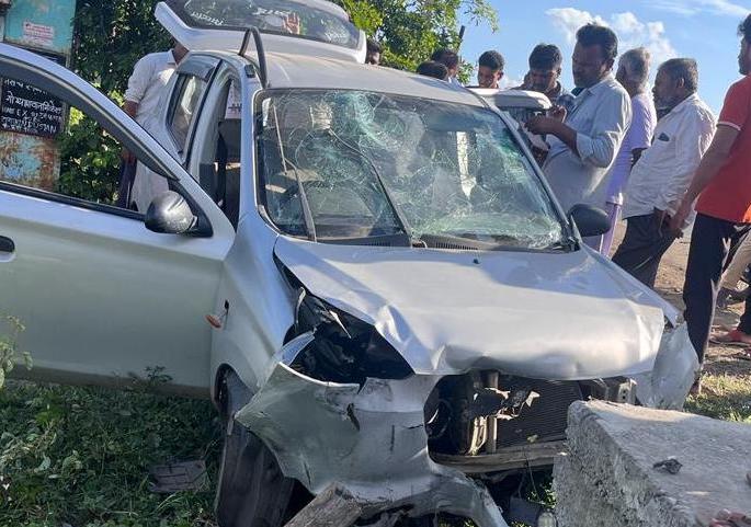 Four serious after car tire burst near Amravati Devgaon | अमरावती देवगावनजीक कारचा टायर फुटल्याने भीषण अपघात, 4 गंभीर