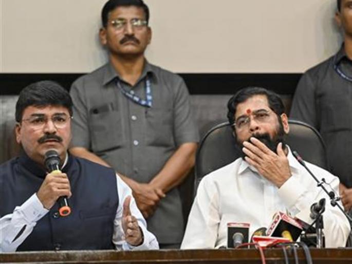 Suspend four MPs who are not whips | व्हीप न मानणाऱ्या चार खासदारांचे निलंबन करा Suspend four MPs who are not whips | व्हीप न मानणाऱ्या चार खासदारांचे निलंबन करा