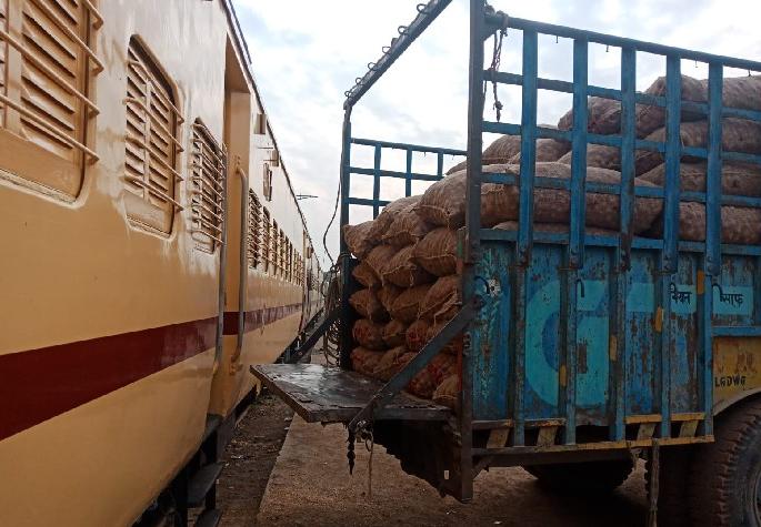 ... So the Kisan Railway is closed, the farmers are also surprised to hear the reason given by the Railway Officer | ... म्हणून किसान रेल्वे बंद, रेल्वे अधिकाऱ्याने दिलेलं कारण ऐकून शेतकरीही अवाक् ... So the Kisan Railway is closed, the farmers are also surprised to hear the reason given by the Railway Officer | ... म्हणून किसान रेल्वे बंद, रेल्वे अधिकाऱ्याने दिलेलं कारण ऐकून शेतकरीही अवाक्