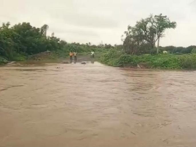 Heavy rain in Solapur early morning; Kasegaon lost contact, all dams overflowed | सोलापुरात पहाटे जोरदार पाऊस; कासेगांवचा संपर्क तुटला, सर्वच धरणे ओव्हरफ्लो Heavy rain in Solapur early morning; Kasegaon lost contact, all dams overflowed | सोलापुरात पहाटे जोरदार पाऊस; कासेगांवचा संपर्क तुटला, सर्वच धरणे ओव्हरफ्लो