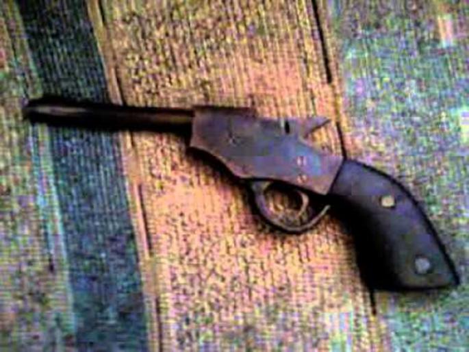 Gavathi revolver smuggler arrested, 2 knives and cartridges seized | गावठी रिव्हॉल्व्हरची तस्करी करणाऱ्यास अटक, 2 कट्टे अन् काडतुसे जप्त Gavathi revolver smuggler arrested, 2 knives and cartridges seized | गावठी रिव्हॉल्व्हरची तस्करी करणाऱ्यास अटक, 2 कट्टे अन् काडतुसे जप्त