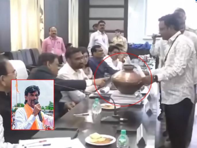 'Here is proof, copper pitcher'; A Maratha brother placed an old pot before the committee for maratha reservation of Kunbi | 'हा घ्या पुरावा, तांब्याची घागर'; मराठा बांधवाने समितीसमोर ठेवलं जुनं भांडं 'Here is proof, copper pitcher'; A Maratha brother placed an old pot before the committee for maratha reservation of Kunbi | 'हा घ्या पुरावा, तांब्याची घागर'; मराठा बांधवाने समितीसमोर ठेवलं जुनं भांडं