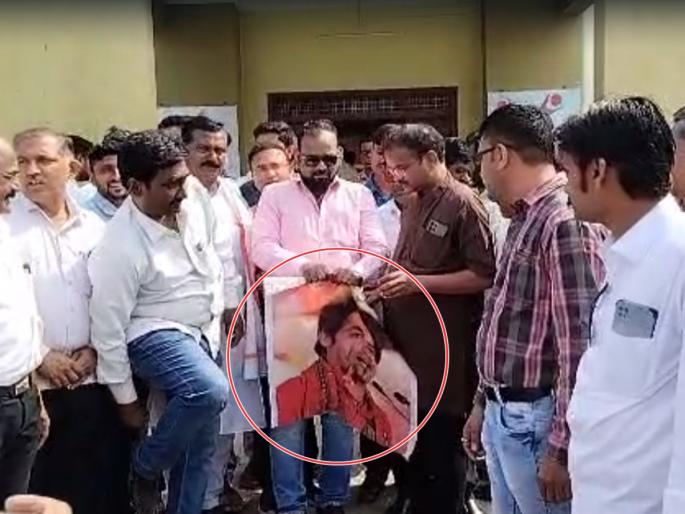 Intense anger, Kunbi community on the streets, linking Bageshwar Baba's photo in buldhana | Bageshwar Baba: बागेश्वर बाबांच्या फोटोला जोडे मारत तीव्र संताप, कुणबी समाज रस्त्यावर Intense anger, Kunbi community on the streets, linking Bageshwar Baba's photo in buldhana | Bageshwar Baba: बागेश्वर बाबांच्या फोटोला जोडे मारत तीव्र संताप, कुणबी समाज रस्त्यावर