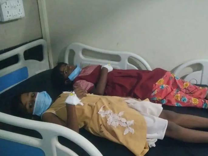 After eating wheat, 15 people from Aher Vadgaon suffered from vomiting and nausea in beed | पेढा खाल्ल्यानंतर १५ जणांना उलटी, मळमळचा त्रास; जिल्हा रुग्णालयात दाखल After eating wheat, 15 people from Aher Vadgaon suffered from vomiting and nausea in beed | पेढा खाल्ल्यानंतर १५ जणांना उलटी, मळमळचा त्रास; जिल्हा रुग्णालयात दाखल