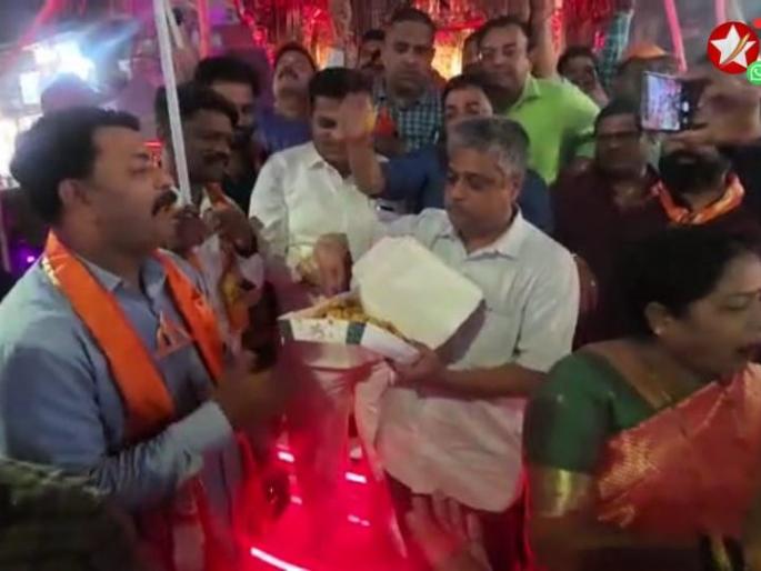 Shinde group's jubilation in Kalyan, supporters including MLA Bhoir felt the crowd | कल्याणमध्ये शिंदे गटाचा जल्लोष, आमदार भोईर यांच्यासह समर्थकांना वाटले पेढे Shinde group's jubilation in Kalyan, supporters including MLA Bhoir felt the crowd | कल्याणमध्ये शिंदे गटाचा जल्लोष, आमदार भोईर यांच्यासह समर्थकांना वाटले पेढे