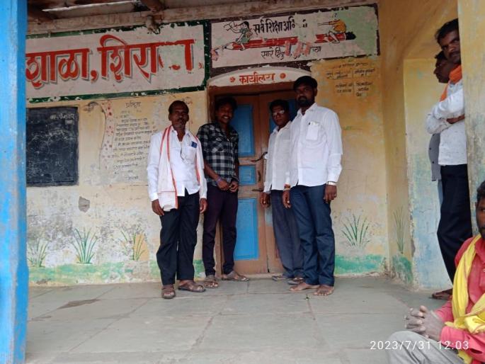 Angry villagers locked the school itself; The group education officer came running | संतप्त ग्रामस्थांनी शाळेलाच ठोकले कुलूप; गटशिक्षणाधिकारी धावतच आले Angry villagers locked the school itself; The group education officer came running | संतप्त ग्रामस्थांनी शाळेलाच ठोकले कुलूप; गटशिक्षणाधिकारी धावतच आले