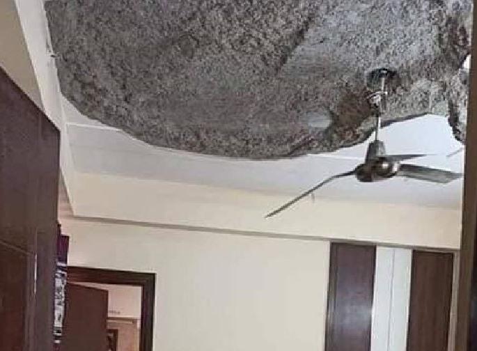 In Thane, three girls were slightly injured when a piece of slab fell on them | ठाण्यात स्लॅबच्या प्लास्टरचा भाग पडून तीन मुली किरकोळ जखमी In Thane, three girls were slightly injured when a piece of slab fell on them | ठाण्यात स्लॅबच्या प्लास्टरचा भाग पडून तीन मुली किरकोळ जखमी