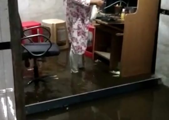 An hour of rain washed away the misery of the citizens, water seeped into the ground floor | एका तासाच्या पावसाने उडवली नागरिकांची दैना, तळ मजल्यात शिरले पाणी An hour of rain washed away the misery of the citizens, water seeped into the ground floor | एका तासाच्या पावसाने उडवली नागरिकांची दैना, तळ मजल्यात शिरले पाणी