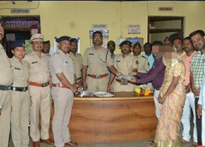 ARP's smile widened in Gharfedi; Around 7 lakh worth of valuables including jewelery seized | घरफाेडीतील आराेपीच्या मुसक्या आवळल्या; दागिन्यासह सव्वा 7 लाखांचा मुद्देमाल जप्त ARP's smile widened in Gharfedi; Around 7 lakh worth of valuables including jewelery seized | घरफाेडीतील आराेपीच्या मुसक्या आवळल्या; दागिन्यासह सव्वा 7 लाखांचा मुद्देमाल जप्त