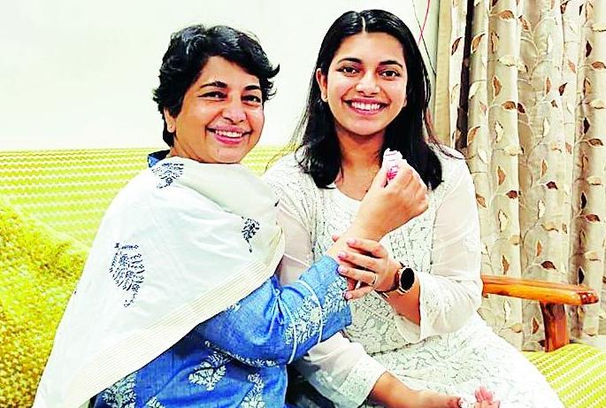 Collector Nayana Gunde's daughter Divya passes UPSC exam () | कलेक्टर आईची मुलगी युपीएससी उत्तीर्ण, दिव्या गुंडेंच्या यशाचं होतंय कौतुक