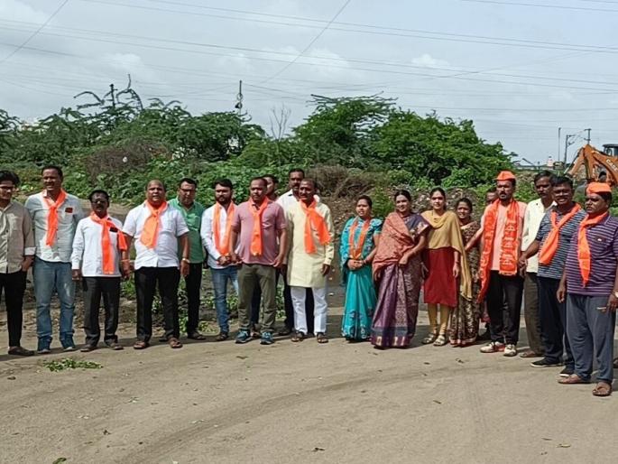 Shameless trees planted in stagnant dirty water; Unique movement of Shiv Sena in Solapur | साचलेल्या घाण पाण्यात लावली बेशर्मीची झाडे; सोलापुरात शिवसेनेचे अनोखे आंदोलन Shameless trees planted in stagnant dirty water; Unique movement of Shiv Sena in Solapur | साचलेल्या घाण पाण्यात लावली बेशर्मीची झाडे; सोलापुरात शिवसेनेचे अनोखे आंदोलन