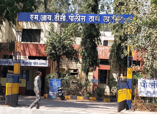 Missing girl found for a year; Success to traffic control room in latur | वर्षभरापासून गायब मुलीचा लागला शाेध; वाहतूक प्रतिबंधक कक्षाला यश Missing girl found for a year; Success to traffic control room in latur | वर्षभरापासून गायब मुलीचा लागला शाेध; वाहतूक प्रतिबंधक कक्षाला यश