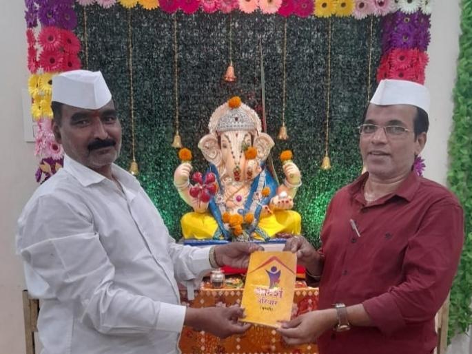 Hirve Guruji who preserves reading culture; Hobby of giving free books to friends | वाचन संस्कृती जपणारे हिरवे गुरुजी; मित्रमंडळींना मोफत पुस्तके देण्याचा छंद Hirve Guruji who preserves reading culture; Hobby of giving free books to friends | वाचन संस्कृती जपणारे हिरवे गुरुजी; मित्रमंडळींना मोफत पुस्तके देण्याचा छंद