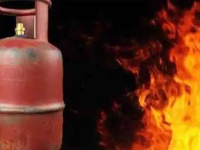 Cylinder explosion in the store room where seized materials are kept in mumbai in police station | मुंबईतील पोलीस ठाण्यात सिलेंडर स्फोट, जप्त साहित्य ठेवलेल्या स्टोअरमध्येच भडका Cylinder explosion in the store room where seized materials are kept in mumbai in police station | मुंबईतील पोलीस ठाण्यात सिलेंडर स्फोट, जप्त साहित्य ठेवलेल्या स्टोअरमध्येच भडका