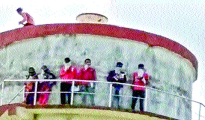 Students on the water tank to get range to the mobile | मोबाइलला रेंज मिळण्यासाठी विद्यार्थी पाण्याच्या टाकीवर Students on the water tank to get range to the mobile | मोबाइलला रेंज मिळण्यासाठी विद्यार्थी पाण्याच्या टाकीवर