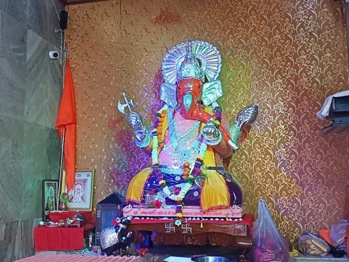 Ganeshotsav started by Ayyaji people, Lord Ganesha with wooden idol in buldhana | अय्याजी लोकांनी सुरू केलेला गणेशोत्सव, लाकडी मूर्ती असलेला मानाची गणपती Ganeshotsav started by Ayyaji people, Lord Ganesha with wooden idol in buldhana | अय्याजी लोकांनी सुरू केलेला गणेशोत्सव, लाकडी मूर्ती असलेला मानाची गणपती