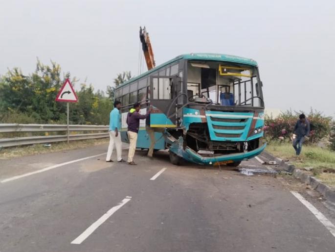 ST bus accident on Tuljapur highway; Ten passengers injured in solapur | तुळजापूर महामार्गावर एसटी बसचा अपघात; दहा प्रवासी जखमी ST bus accident on Tuljapur highway; Ten passengers injured in solapur | तुळजापूर महामार्गावर एसटी बसचा अपघात; दहा प्रवासी जखमी