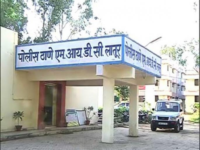 A paroled prisoner serving life sentence in a murder case is absconding | खून प्रकरणात जन्मठेपेची शिक्षा भोगणारा पॅरॉलवरील कैदी फरार A paroled prisoner serving life sentence in a murder case is absconding | खून प्रकरणात जन्मठेपेची शिक्षा भोगणारा पॅरॉलवरील कैदी फरार