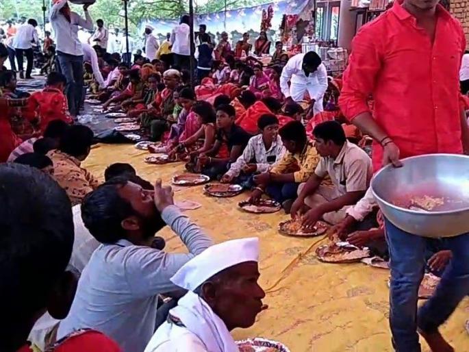 Anger at being kicked out of the wedding dinner line; Knife attack on youth in yavatmal | लग्नातील जेवणाच्या पंगतीतून उठविल्याने संताप; युवकाचा वाढप्यावर चाकूहल्ला