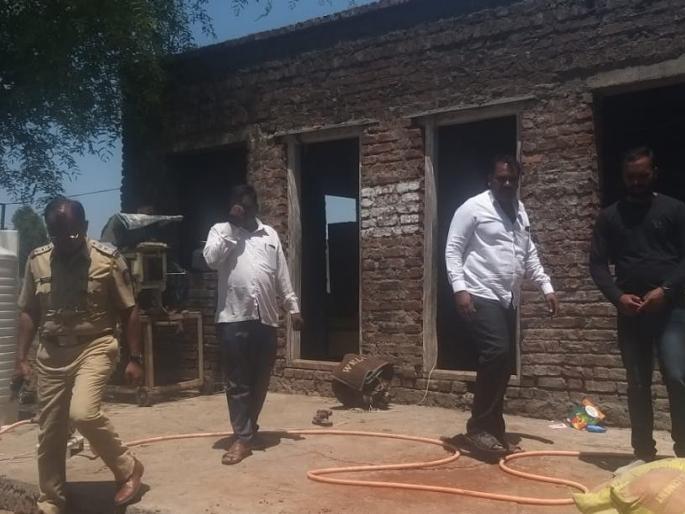 Village Panchayat members broke into the houses of six people even though one parent slept outside in the room | ग्रामपंचायत सदस्यासह 6 जणांची घरं फोडली; उन्हाळ्याच्या दिवसांत चोरट्यांचा डाव Village Panchayat members broke into the houses of six people even though one parent slept outside in the room | ग्रामपंचायत सदस्यासह 6 जणांची घरं फोडली; उन्हाळ्याच्या दिवसांत चोरट्यांचा डाव