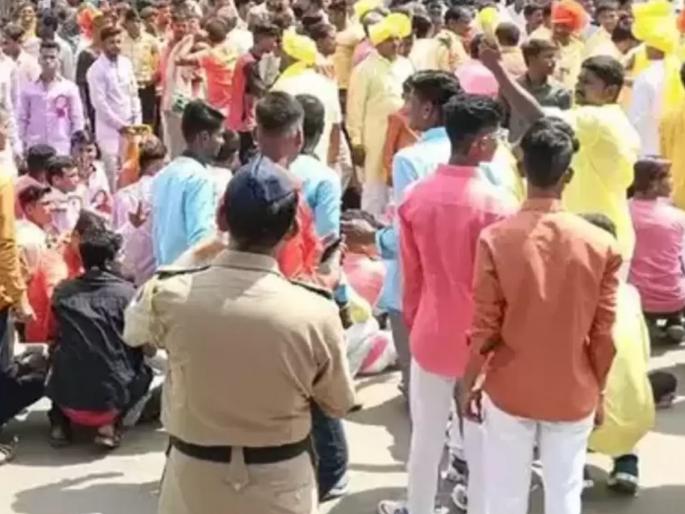 Action against 2229 people for Ganeshotsav peace | सोलापुरात गणेशोत्सव शांततेसाठी २२२९ जणांवर कारवाईचा बडगा Action against 2229 people for Ganeshotsav peace | सोलापुरात गणेशोत्सव शांततेसाठी २२२९ जणांवर कारवाईचा बडगा