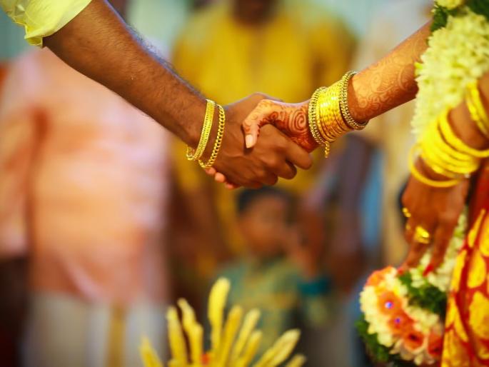 Shocking! Child's mother half-naked due to love marriage | धक्कादायक! प्रेमविवाहामुळे मुलाच्या आईची अर्धनग्न धिंड Shocking! Child's mother half-naked due to love marriage | धक्कादायक! प्रेमविवाहामुळे मुलाच्या आईची अर्धनग्न धिंड