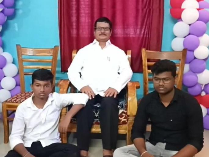 ... So the 'Same to Same' statue of the father who died in Corona was installed at home in buldhana brothers | ... म्हणून कोरोनात दगावलेल्या वडिलांचा 'सेम टू सेम' पुतळा लेकाने घरी बसवला