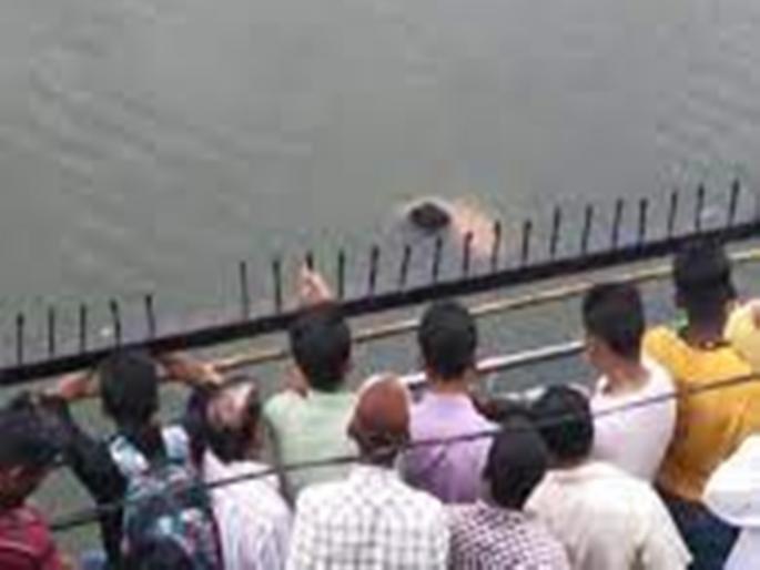 The wife was pushed into the lake due to suspicion of character | चारित्र्याच्या संशयावरून पत्नीला तलावात ढकलले The wife was pushed into the lake due to suspicion of character | चारित्र्याच्या संशयावरून पत्नीला तलावात ढकलले