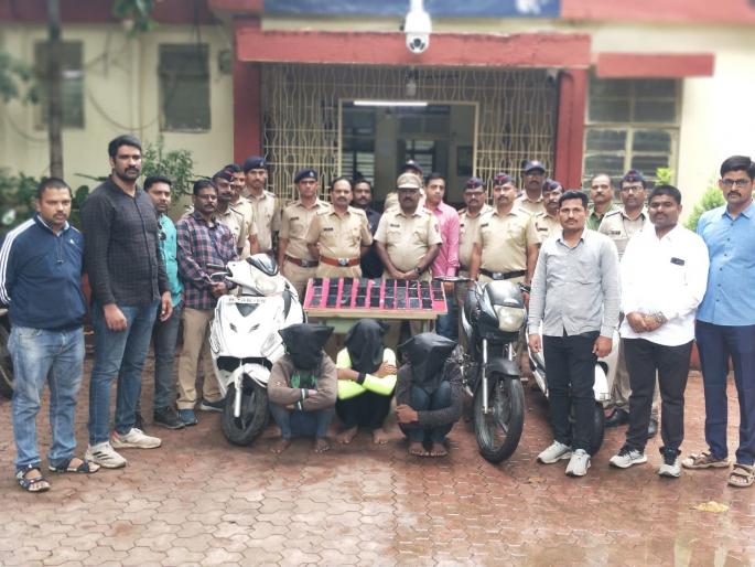 Three people were arrested for snatching mobile phones | माेबाईल हिसकावणाऱ्या तिघा जणांना केली अटक Three people were arrested for snatching mobile phones | माेबाईल हिसकावणाऱ्या तिघा जणांना केली अटक