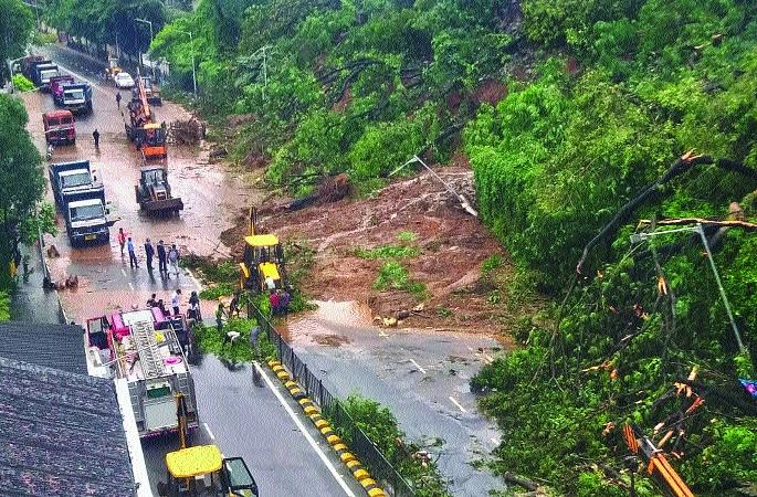 The Mumbai metropolis was hit like a hurricane | मुंबई महानगराला बसला चक्रीवादळासारखाच फटका The Mumbai metropolis was hit like a hurricane | मुंबई महानगराला बसला चक्रीवादळासारखाच फटका