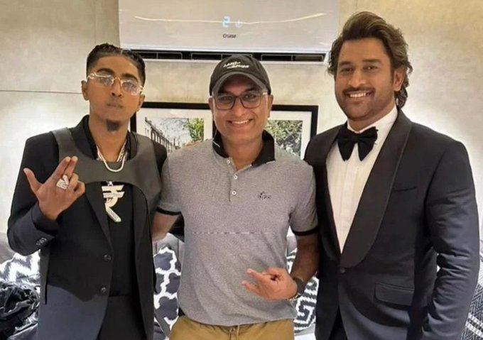 Bigg Boss winner MC Stan seen with MS Dhoni; Netizens told Mahi on social media disappointed | धोनीसोबत दिसला बिग बॉस विजेता एम.सी.स्टॅन; नेटीझन्सने माहीला सुनावले