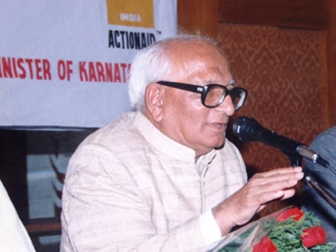 He was washing his own clothes when the ministry came | किस्सा कुर्सी का - मंत्रिपद सांगून आले, तेव्हा ते स्वत:चे कपडे धूत होते He was washing his own clothes when the ministry came | किस्सा कुर्सी का - मंत्रिपद सांगून आले, तेव्हा ते स्वत:चे कपडे धूत होते