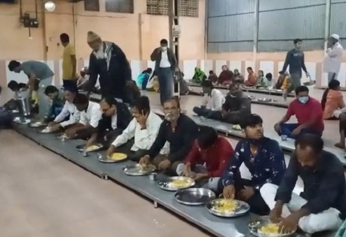 Kolhapur Flood : Idol example of hundu-muslim helpness in floods of kolhapur, and rows of people were sitting in the madarasha in kolhapur shiroli | Kolhapur Flood : महापूराच्या तडाख्यात धर्माच्या भिंती वाहिल्या, मदरशातही जेवणाच्या पंगती बसल्या Kolhapur Flood : Idol example of hundu-muslim helpness in floods of kolhapur, and rows of people were sitting in the madarasha in kolhapur shiroli | Kolhapur Flood : महापूराच्या तडाख्यात धर्माच्या भिंती वाहिल्या, मदरशातही जेवणाच्या पंगती बसल्या