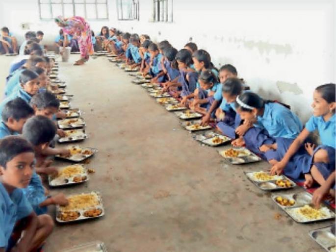 The mid-day meal bill of 28 crores came to six and a half crores | माध्यान्ह भोजनचे २८ कोटींचे बिल आले साडेसहा कोटींवर The mid-day meal bill of 28 crores came to six and a half crores | माध्यान्ह भोजनचे २८ कोटींचे बिल आले साडेसहा कोटींवर