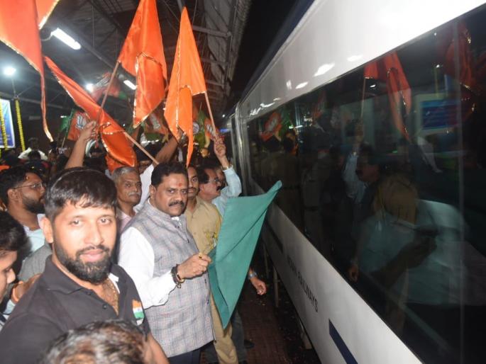 Strong show of power by Thackeray and BJP from Margaon to Mumbai Vande Bharat Express | मडगाव ते मुंबई वंदे भारत एक्स्प्रेसवरून ठाकरे गट अन् भाजपचे जोरदार शक्तिप्रदर्शन Strong show of power by Thackeray and BJP from Margaon to Mumbai Vande Bharat Express | मडगाव ते मुंबई वंदे भारत एक्स्प्रेसवरून ठाकरे गट अन् भाजपचे जोरदार शक्तिप्रदर्शन