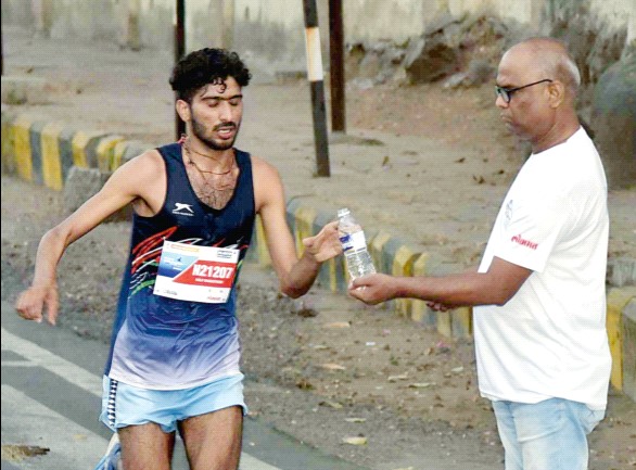 Harish, Swati won the Nagpur Grand Marathon | हरीश, स्वातीने जिंकली नागपूर महामॅरेथॉन Harish, Swati won the Nagpur Grand Marathon | हरीश, स्वातीने जिंकली नागपूर महामॅरेथॉन
