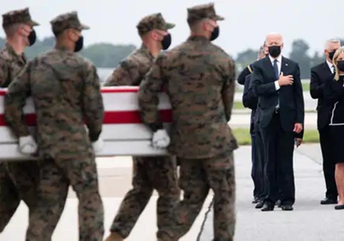 Afghanistan crisis : President joe Biden arrives at the airport to pick up the bodies of the martyred soldiers in afghanistan | Afghanistan crisis : विमानतळावर शहीद सैनिकांचे पार्थिव पाहून राष्ट्राध्यक्ष जो बायडन भावूक