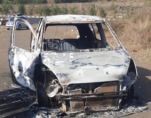 The body of a female medical officer was burnt to ashes in nashik | जळालेल्या गाडीसह महिला वैद्यकीय अधिकाऱ्याचा मृतदेह आढळ्याने खळबळ The body of a female medical officer was burnt to ashes in nashik | जळालेल्या गाडीसह महिला वैद्यकीय अधिकाऱ्याचा मृतदेह आढळ्याने खळबळ