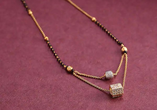 Mangalsutra snatched from the neck of the sleeping woman in sangola | झोपलेल्या महिलेच्या गळ्यातून मंगळसूत्र पळविले, तेव्हा आले लक्षात