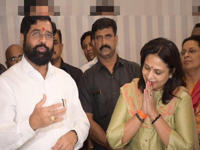 Corporator Sheetal Mhatre in the Eknath Shinde group who warned the rebel MLAs of Shivsena | Eknath Shinde: बंडखोर आमदारांना इशारा देणाऱ्या मुंबईतील शिवसेना नेत्या शीतल म्हात्रे शिंदे गटात Corporator Sheetal Mhatre in the Eknath Shinde group who warned the rebel MLAs of Shivsena | Eknath Shinde: बंडखोर आमदारांना इशारा देणाऱ्या मुंबईतील शिवसेना नेत्या शीतल म्हात्रे शिंदे गटात