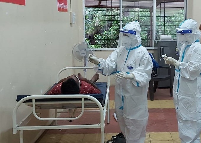 Corona's condition is serious ... Doctor is needed for injection, tweet of former Chief Minister omar abdullah | कोरोना स्थिती गंभीर... इंजेक्शन देण्यासाठी डॉक्टर पाहिजे, माजी मुख्यमंत्र्यांचं ट्विट Corona's condition is serious ... Doctor is needed for injection, tweet of former Chief Minister omar abdullah | कोरोना स्थिती गंभीर... इंजेक्शन देण्यासाठी डॉक्टर पाहिजे, माजी मुख्यमंत्र्यांचं ट्विट