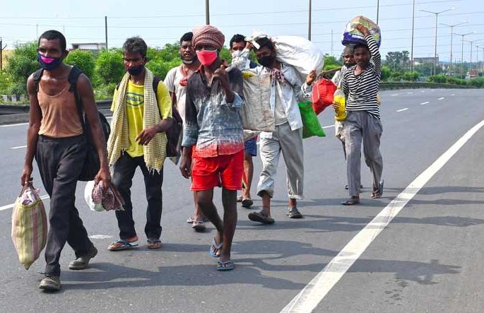 Migrant workers without employment for a month | स्थलांतरित मजूर महिनाभर रोजगाराविना