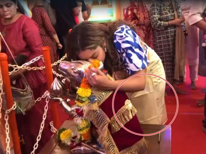 Lisa Mishra came in a mini dress, took the darshan of the King of Andheri only after wearing a lungi! | मीनी ड्रेसमध्ये आली लिसा मिश्रा, लुंगी घातल्यावरच घेतले अंधेरीच्या राजाचे दर्शन! Lisa Mishra came in a mini dress, took the darshan of the King of Andheri only after wearing a lungi! | मीनी ड्रेसमध्ये आली लिसा मिश्रा, लुंगी घातल्यावरच घेतले अंधेरीच्या राजाचे दर्शन!