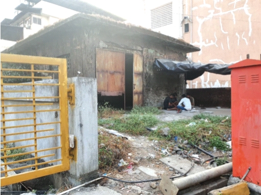 The base of the gang was near APMC | एपीएमसीजवळ झाले गर्दुल्ल्यांचे अड्डे The base of the gang was near APMC | एपीएमसीजवळ झाले गर्दुल्ल्यांचे अड्डे