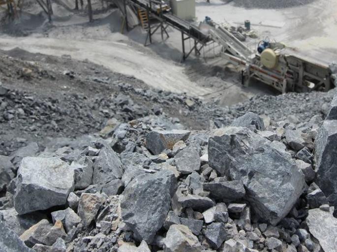 Clothes and a scooty were found near the mine pit at Wanjari | वांजरीतील खाणीच्या खड्ड्यालगत कपडे व स्कूटी आढळली; तीघेही बुडाल्याची शंका Clothes and a scooty were found near the mine pit at Wanjari | वांजरीतील खाणीच्या खड्ड्यालगत कपडे व स्कूटी आढळली; तीघेही बुडाल्याची शंका