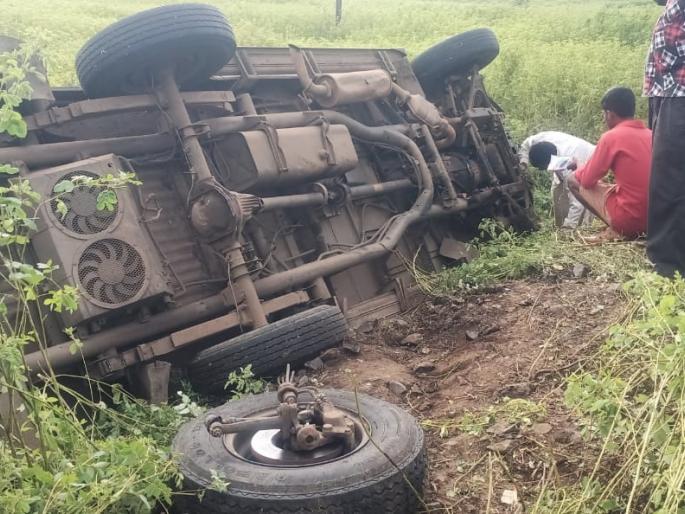 The cruiser overturned; As luck would have it, 20 laborers were saved in akola murtijapur | 20 मजुरांना घेऊन जाणारी क्रुझर पलटली; सुदैवाने बचावले कामगार The cruiser overturned; As luck would have it, 20 laborers were saved in akola murtijapur | 20 मजुरांना घेऊन जाणारी क्रुझर पलटली; सुदैवाने बचावले कामगार