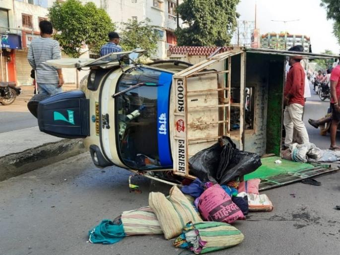 Fatal accident as cargo vehicle overturns, 9 laborers injured in buldhana | मालवाहू वाहन पलटल्याने भीषण अपघात, ९ मजूर जखमी Fatal accident as cargo vehicle overturns, 9 laborers injured in buldhana | मालवाहू वाहन पलटल्याने भीषण अपघात, ९ मजूर जखमी