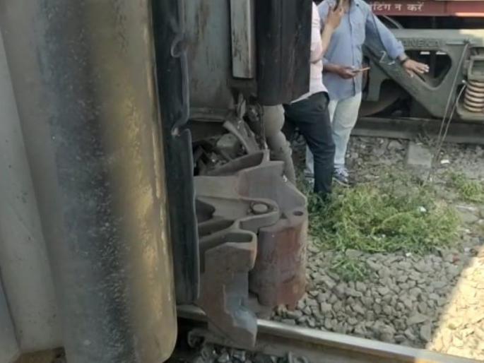 Janshatabdi Express bogie malfunction, repairs done at Manmad station | जनशताब्दी एक्सप्रेसच्या बोगीत बिघाड, सुदैवाने अनर्थ टळला; मनमाडमध्ये दुरुस्ती Janshatabdi Express bogie malfunction, repairs done at Manmad station | जनशताब्दी एक्सप्रेसच्या बोगीत बिघाड, सुदैवाने अनर्थ टळला; मनमाडमध्ये दुरुस्ती